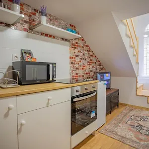 Cosy Gallery Flat In Akacfa St. Appartamento